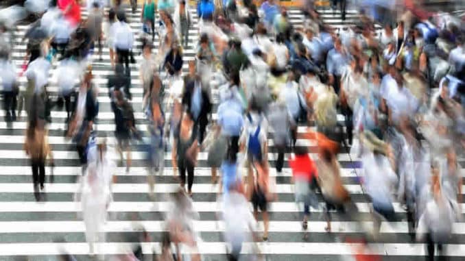 menschen-verzerrt-strasse-pedestrians