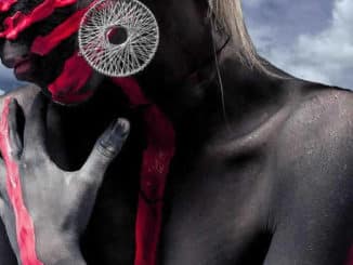 Wahrnehmung durch Meditation verändern-frau-wasser-bodypaint-nack