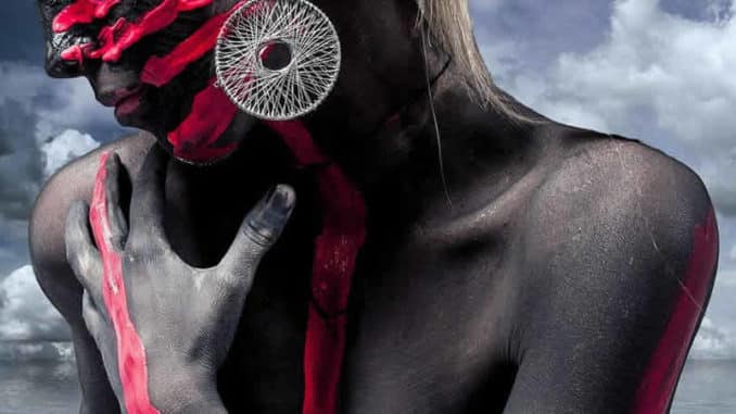 Wahrnehmung durch Meditation verändern-frau-wasser-bodypaint-nack