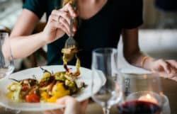 Rezepte ayurvedisch kochen schnell, einfach, lecker teller hand mit gabel ayurvedagericht Neutzler cuisine