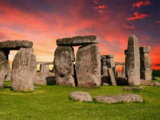 Stonehenge: aufrechte Steine und Quersteine vor rötlichem Himmel