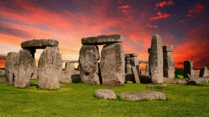 Stonehenge: aufrechte Steine und Quersteine vor rötlichem Himmel