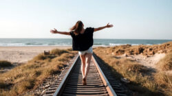 Göttliche Liebe eine Frau läuft mit ausgebreiteten Armen am Strand