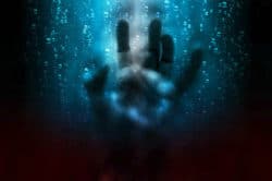 Spirituelle Form der Gewalt im Miteinander hand gesicht im hintergrund düster