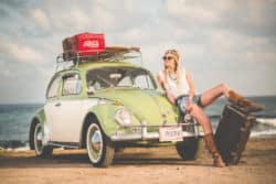 Haben Autos eine Seele vw käfer koffer frau auto am strand