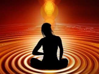 meditierende Frau im Licht be-receptive