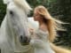 Herzensverbindung-Tier-Tierkommunikation-frau-pferd-girl