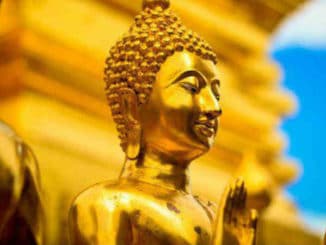 Buddhismus und Mindfulness: goldene Buddha-Statue vor blauem Himmel