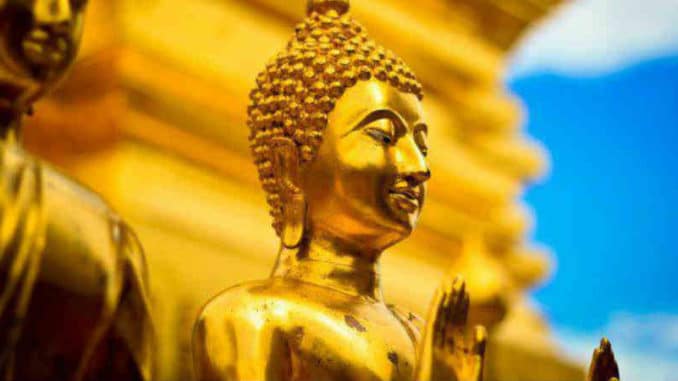 Buddhismus und Mindfulness: goldene Buddha-Statue vor blauem Himmel
