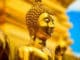 Buddhismus und Mindfulness: goldene Buddha-Statue vor blauem Himmel