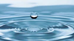 Liebe erfahren als Sinnbild für Verbundenheit: Wassertropfen und Kreise auf einer Wasseroberfläche