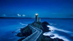Spiritualität und Mentalität: Leuchtturm am Meer als Sinnbild für Orientierung Spiritualität und Mentalität: Leuchtturm am Meer als Sinnbild für Orientierung