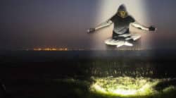 mann-schwebt-licht-trinitaet-koerper-geist-seele-spirit-online-levitation