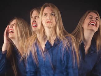 emotionen im alltag frau lachen weinen