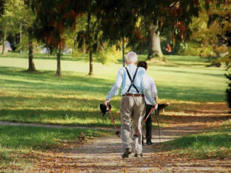 eltere-Menschen-wandern-alt-werden-sport