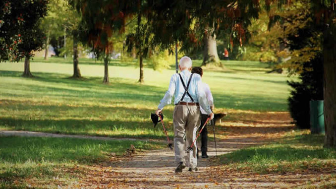 eltere-Menschen-wandern-alt-werden-sport