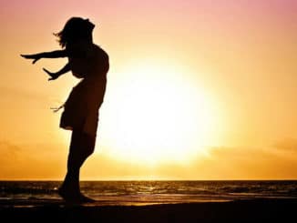 Glueckselige-Goetterwelt-im-Innersten-Frau-Sonneaufgang-Meer-woman