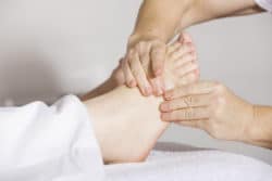 Ursachen chronischer Übersäuerung fuss gelenke massage hände