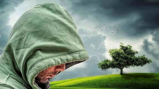 mann-kapuze-natur-wolken-doubt