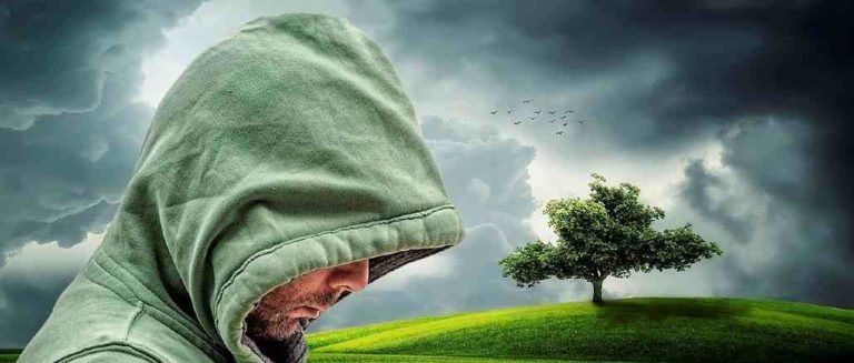 mann-kapuze-natur-wolken-doubt