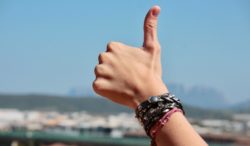 Positive Glaubenssätze trotz Krisen daumen hoch hands