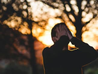 mann-Stress-haende-gesicht