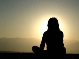 meditation-frau-sonnenuntergang