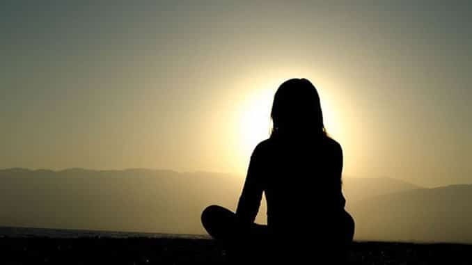 meditation-frau-sonnenuntergang