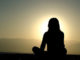 meditation-frau-sonnenuntergang