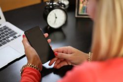 home-office-frau-phone