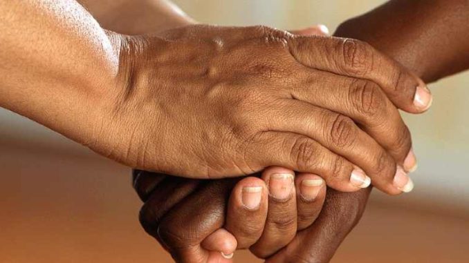 wuerde-haende-clasped-hands