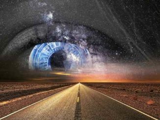 Surreale Bildmontage eines Auges mit Sternenhimmel über einer Straße zum Horizont