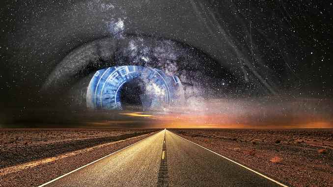 Reinkarnation – Auge, Sternenhimmel und Straße Reinkarnation als Symbol: Auge mit Sternenhimmel über einer Straße zum Horizont