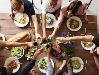 gemeinsam-essen-anstossen-group-of-people