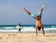 mann-meer-handstand