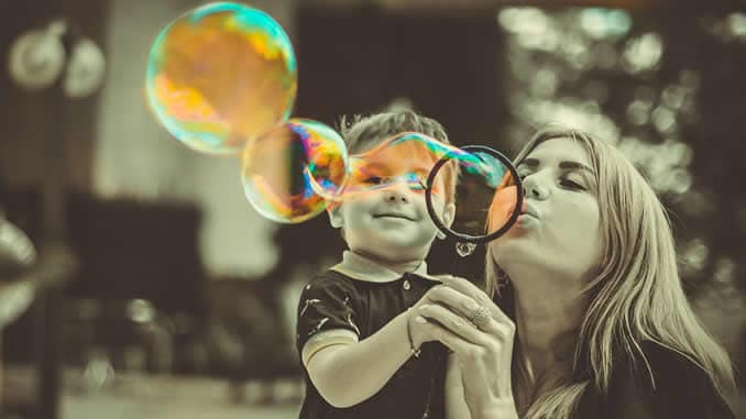 mutter-kind-seifenblasen-Hochsensible-Kinder