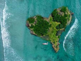 Herzfoermige Insel im Meer