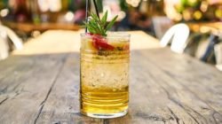 Saftaktivierung mit Kanne Brottrunk erfrischendes Glas Saft