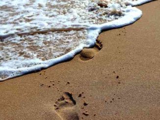 fussspuren im sand am meer