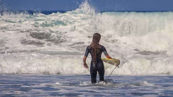 lebenswelle reiten surferin