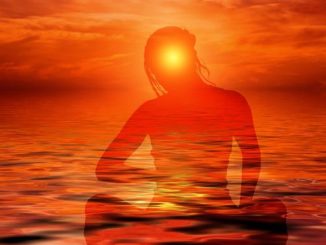 meditative silhouette einer frau im abendrot im meer