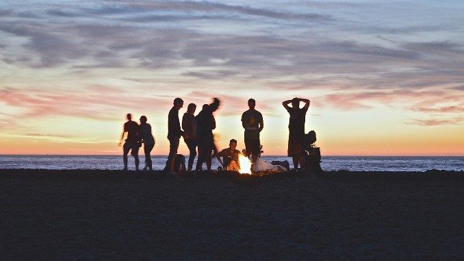 schwierige Menschen Gruppe am Meer