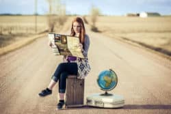 Reise zu dir selbst Reisen Frau Koffer Landkarte Strasse