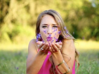 positive glueckliche frau