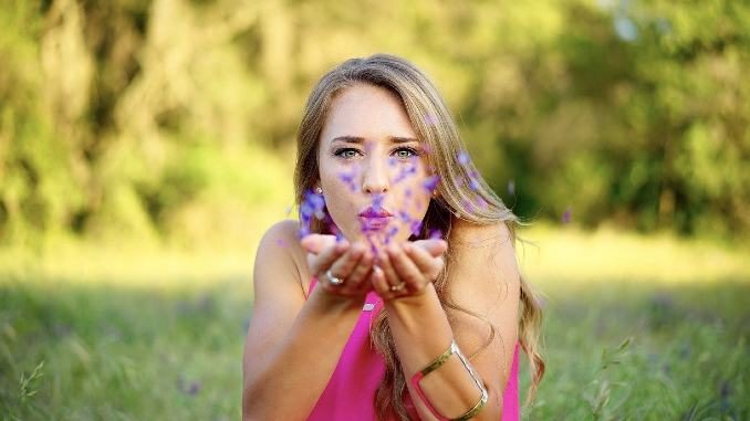positive glueckliche frau