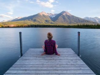 anlegestelle-see-frau-natur-stille-jetty