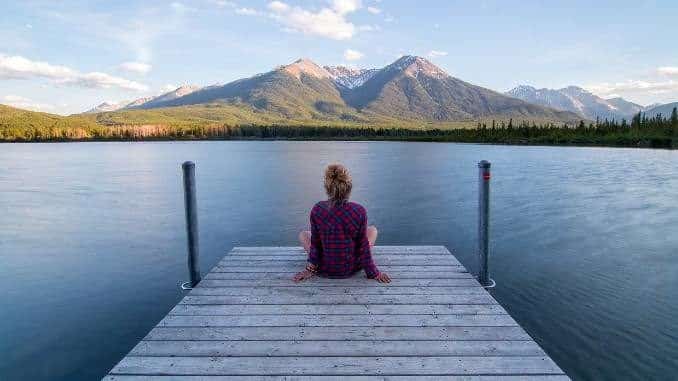 anlegestelle-see-frau-natur-stille-jetty