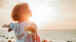 Frau-Stand-sonne-Glueck