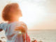 Frau-Stand-sonne-Glueck