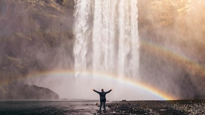 Lebensrichtung-regenbogen-mann-wasserfall-waterfall